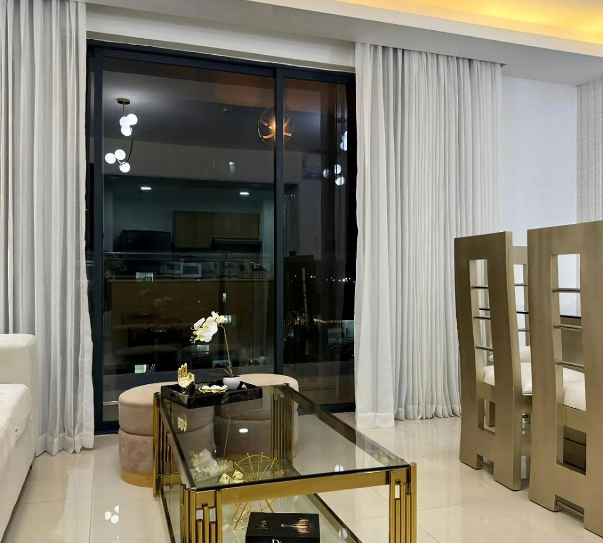 Premium Space In Santiago- 5 Min Away From Airport 산티아고 데 로스 카바예로스